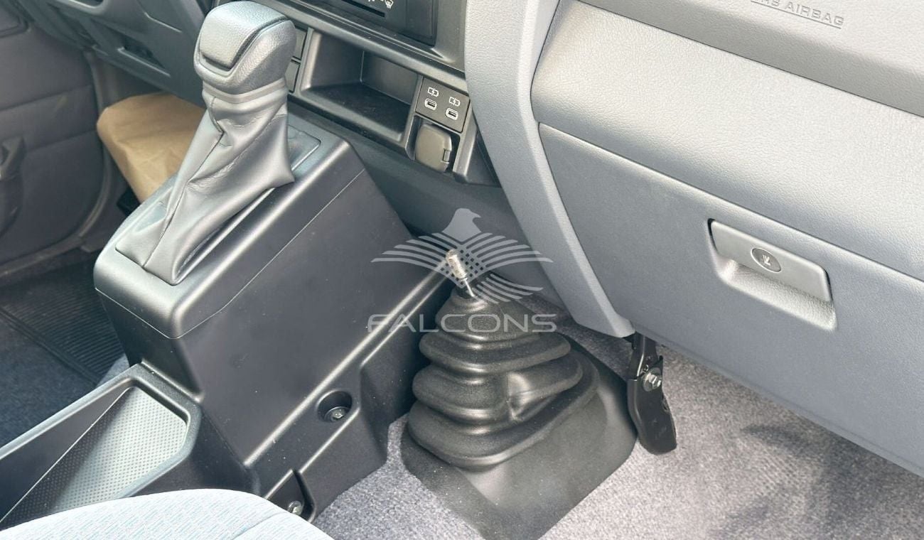 Toyota Land Cruiser 70 Toyota/LC76 DSL 2.8L AT/000D0 4X4 DELUXE. 9 seater