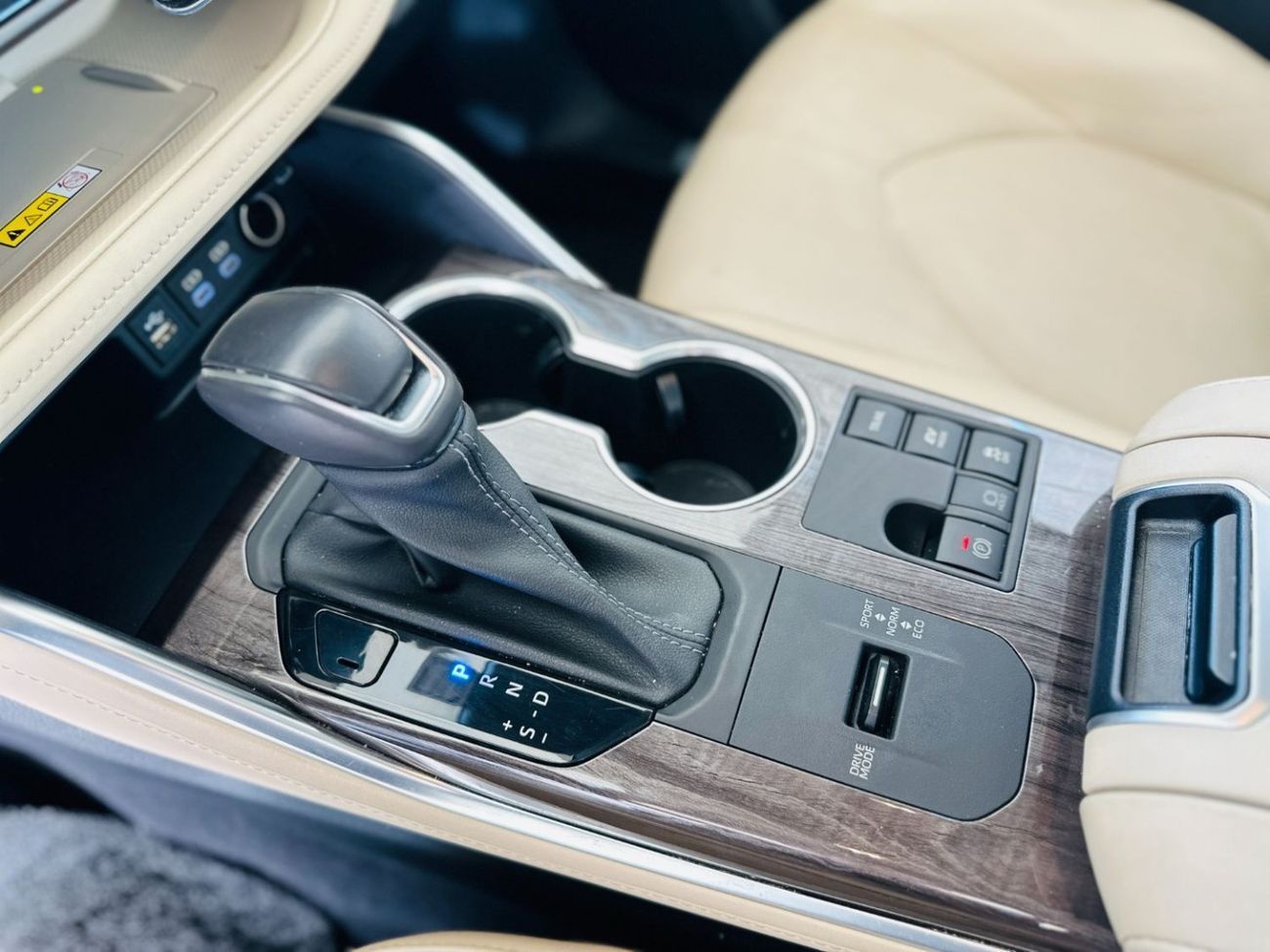 تويوتا هايلاندر 2023 Toyota Highlander VXR - White inside Beige