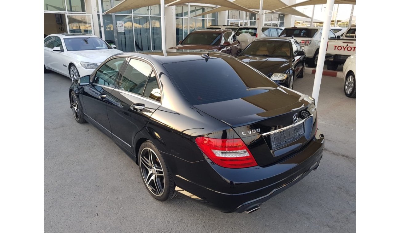 مرسيدس بنز C 300 موديل 2013  السياره بحاله ممتازه ومسرفسه بالكامل ولا تحتاج اي مصروف