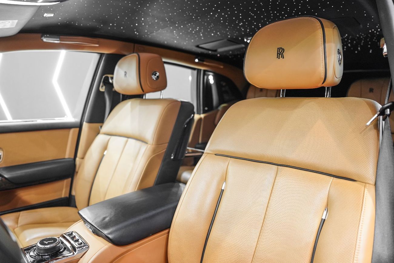 رولز رويس فانتوم Rear Entertainment, Bespoke Audio, Starlight Roof, GCC Spec!!