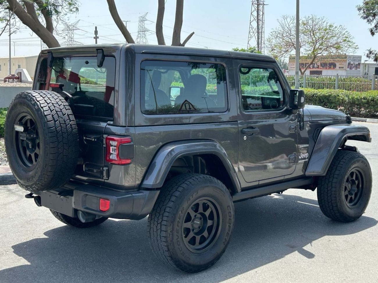 جيب رانجلر Sahara 3.6L A/T (5 Seater) WITH FULL KIT 2019 GCC LOW MILEAGE WITH AGENCY SERVICE HISTORY IN MINT CO