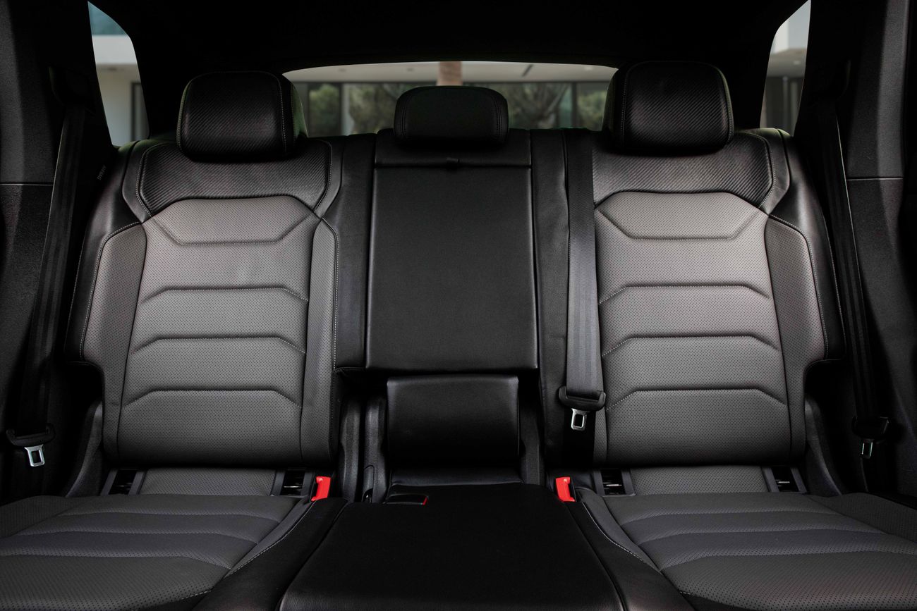 فولكس واجن طوارق 3,134 P.M | 0% Downpayment | TOUAREG R LINE | AGENCY WARRANTY!