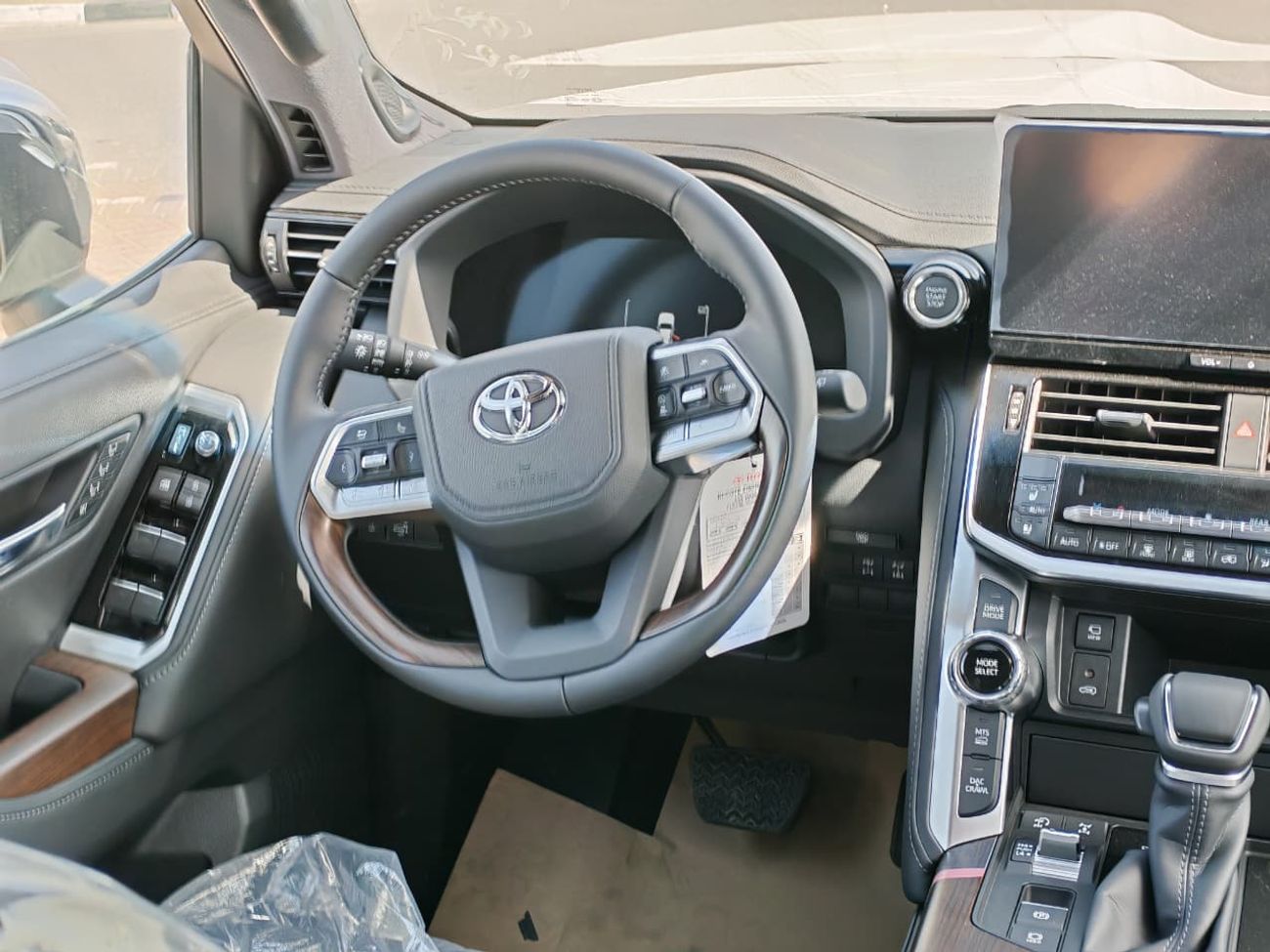 تويوتا لاند كروزر 2026 Toyota Land Cruiser LC300 VX (High-Option with Radar) 3.5L V6 Twin Turbo Petrol A/T 4WD Export