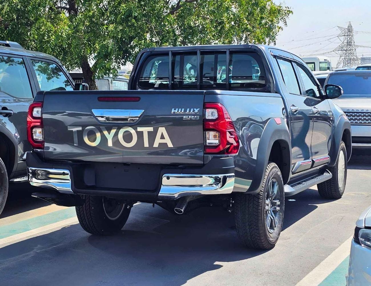 تويوتا هيلوكس SR5 TRD WOOD INTERIOR W VISOR / 4.0L PETROL V6 4WD / BLIND SPOT / DIFFLOCK / DVD+CAMERA (CODE # H6A)