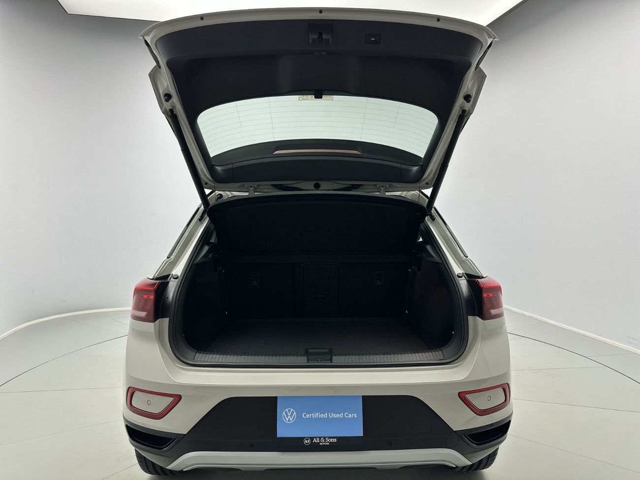 Volkswagen T-ROC Style 1.4L Style without Sunroof w/ Black Style (Ref#34595) / 27,100 AED SAVINGS from New Car