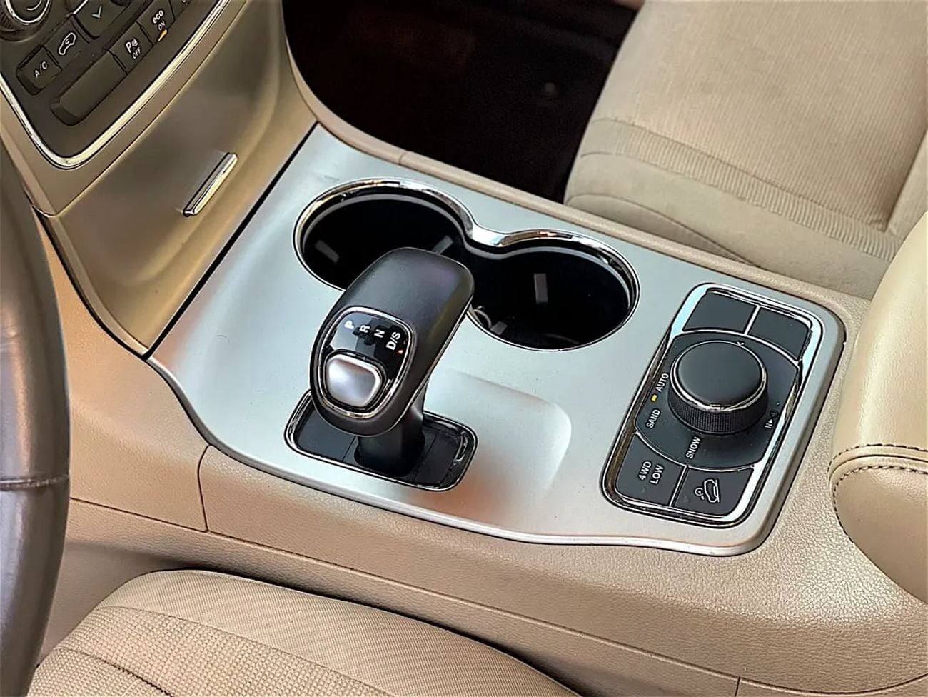 جيب جراند شيروكي GCC Specs Laredo - Well Maintained