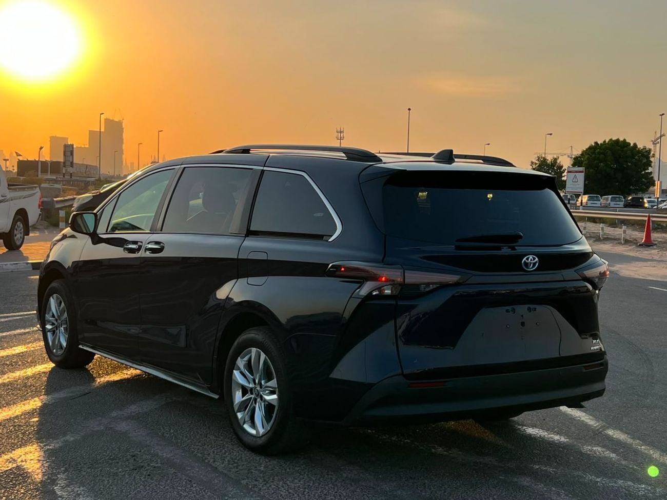تويوتا سيينا  2024 Toyota Sienna XLE Hybrid Full Option 2.5L V4 - 7 Seater Doors Full Auto With Radar - Rear Camer