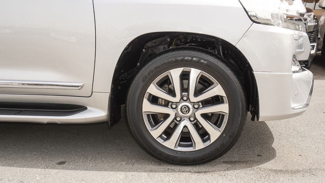 تويوتا لاند كروزر VXR 5.7L V8