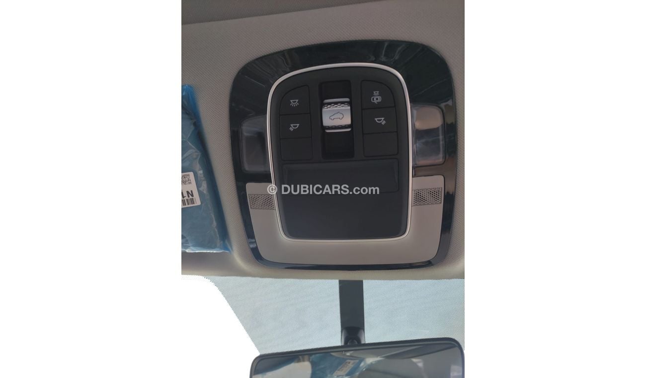 Hyundai Santa Fe 2.5 L  Panoramic roof  2 electric seats  Push start  Big screen    Rims  19