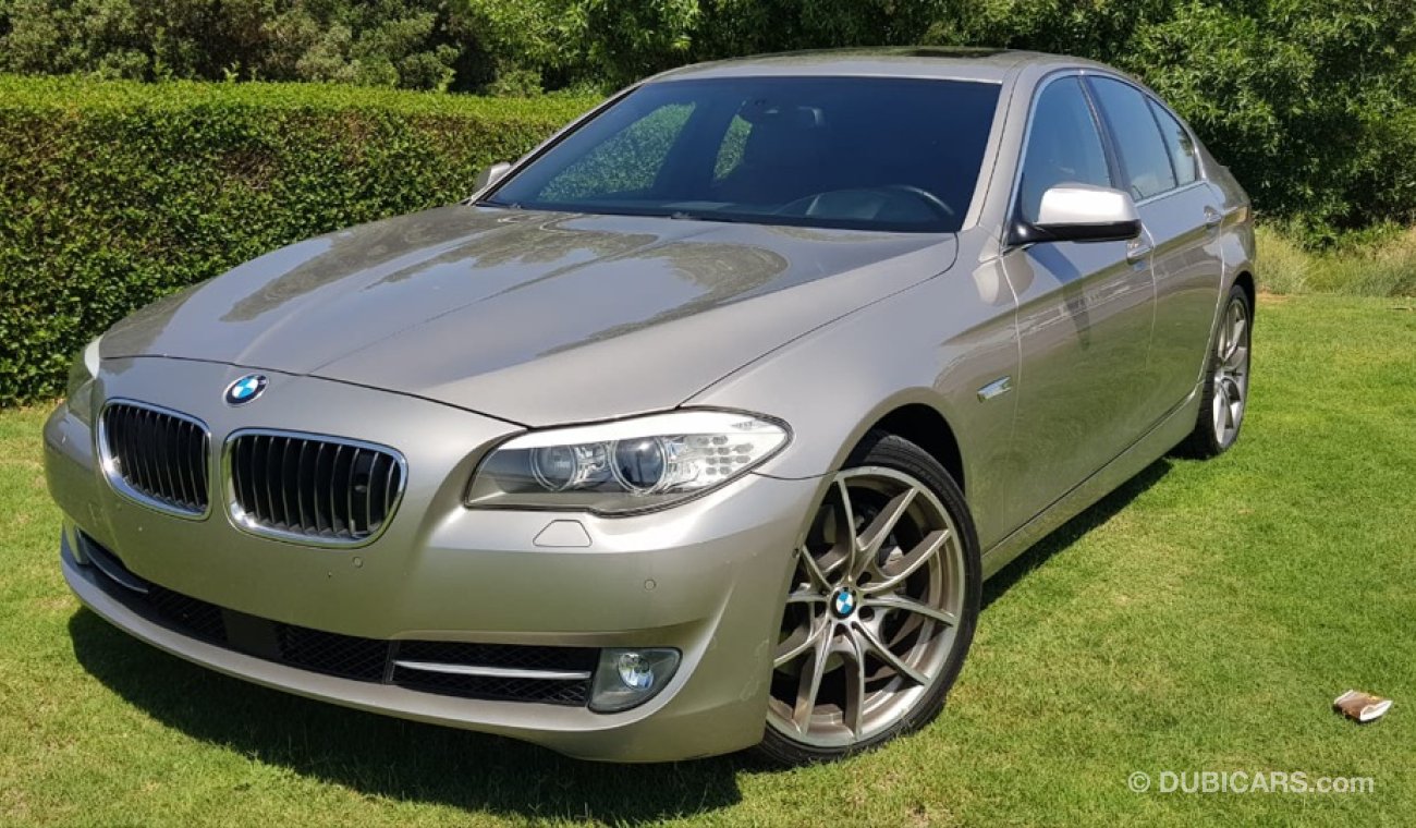 بي أم دبليو 550i موديل 2012 خليجي  فل مواصفات خمس كبسات  فتحه سقف وكراسي جلد ومثبت سرعه وتحكم كهربي كامل ونظام صوت مم