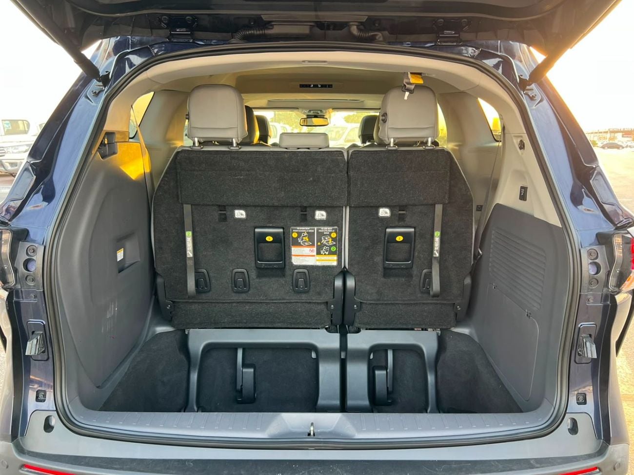 تويوتا سيينا  2024 Toyota Sienna XLE Hybrid Full Option 2.5L V4 - 7 Seater Doors Full Auto With Radar - Rear Camer