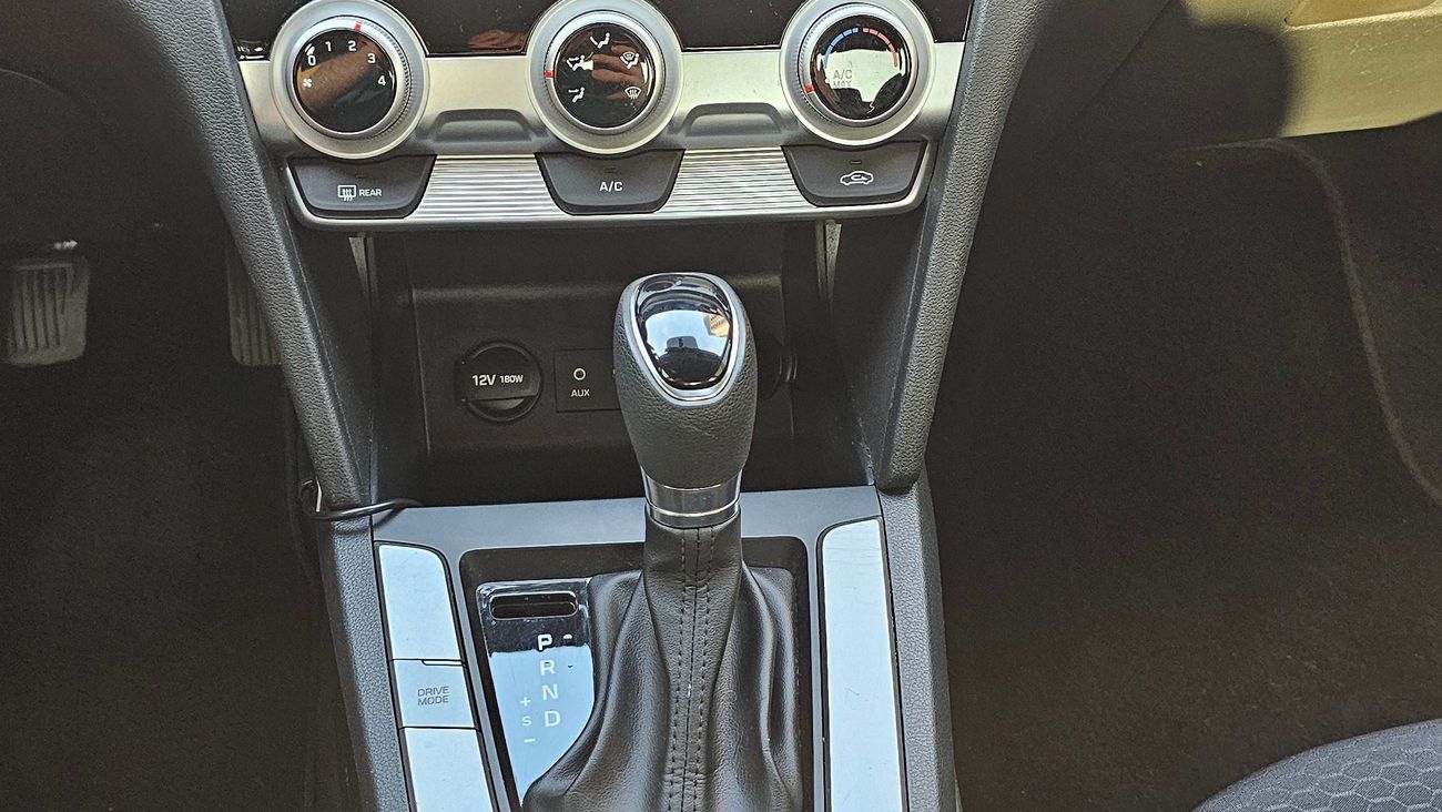 هيونداي إلانترا SE