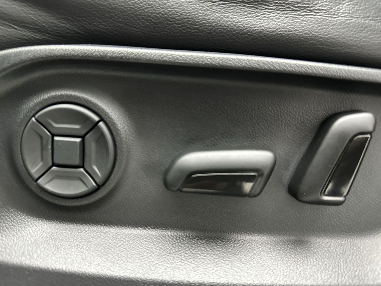 Volkswagen Touareg ELEGANCE with Sunroof - Leather Seats 3L