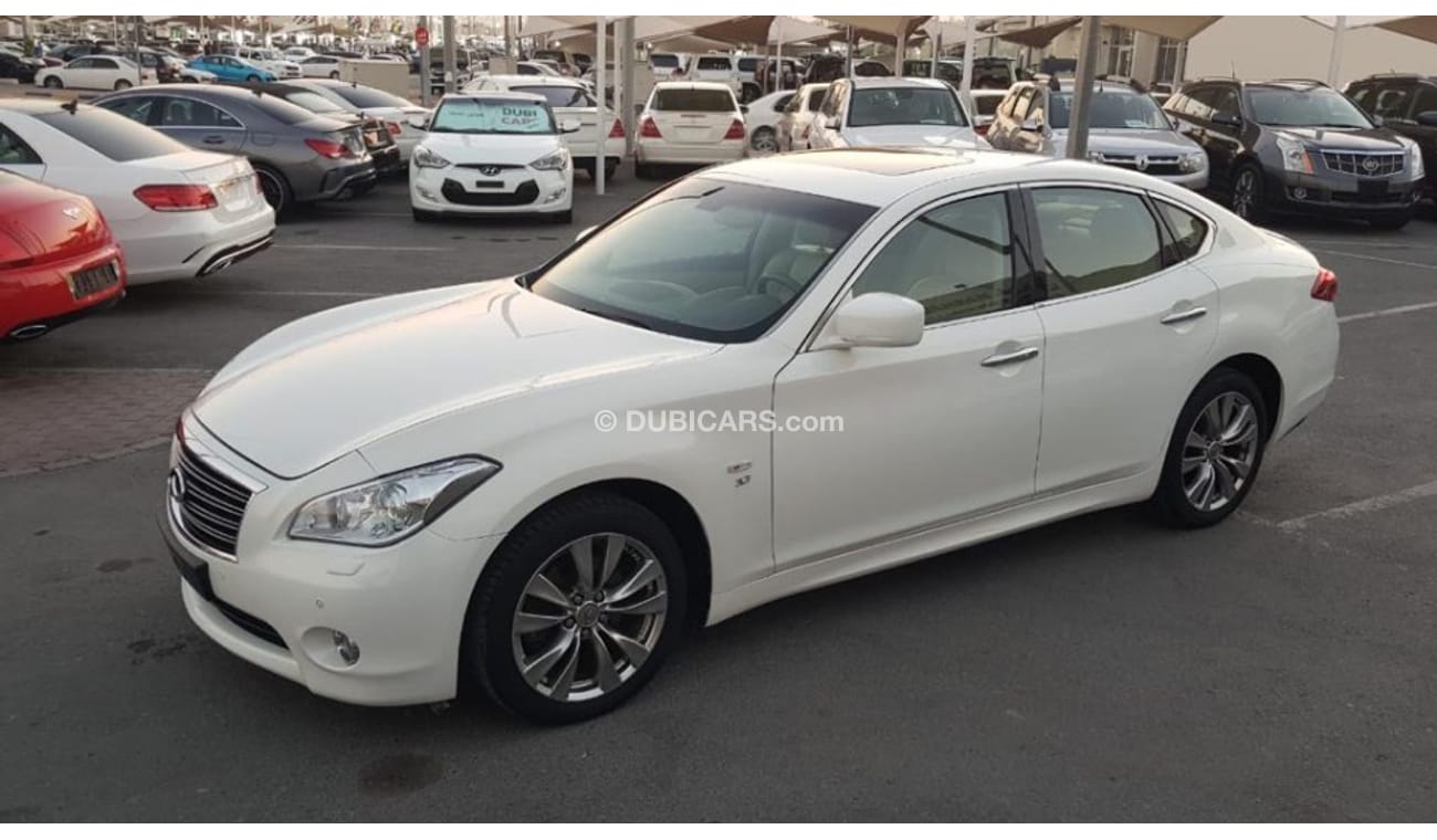 Infiniti Q70 Infinity Q70 model 2014 GCC car prefect condition full option sun roof leather seats navigation sen
