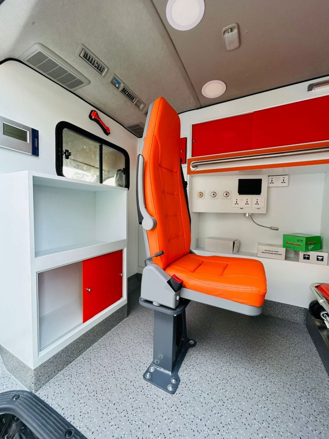 Toyota Hiace Van High Roof 2.8L (174 HP) A/T
