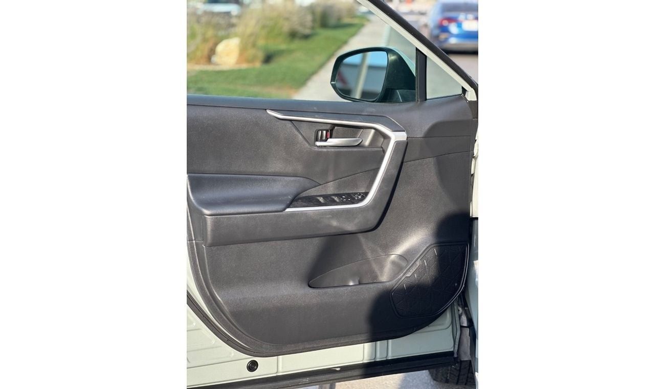 Toyota RAV4 XLE 4WD push start, leather seats,