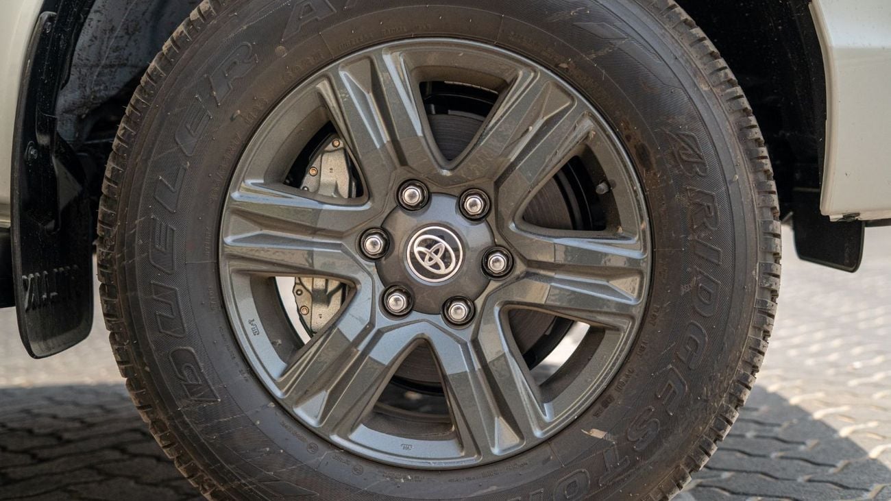 Toyota Hilux S GLX 2.4L AWD M/T