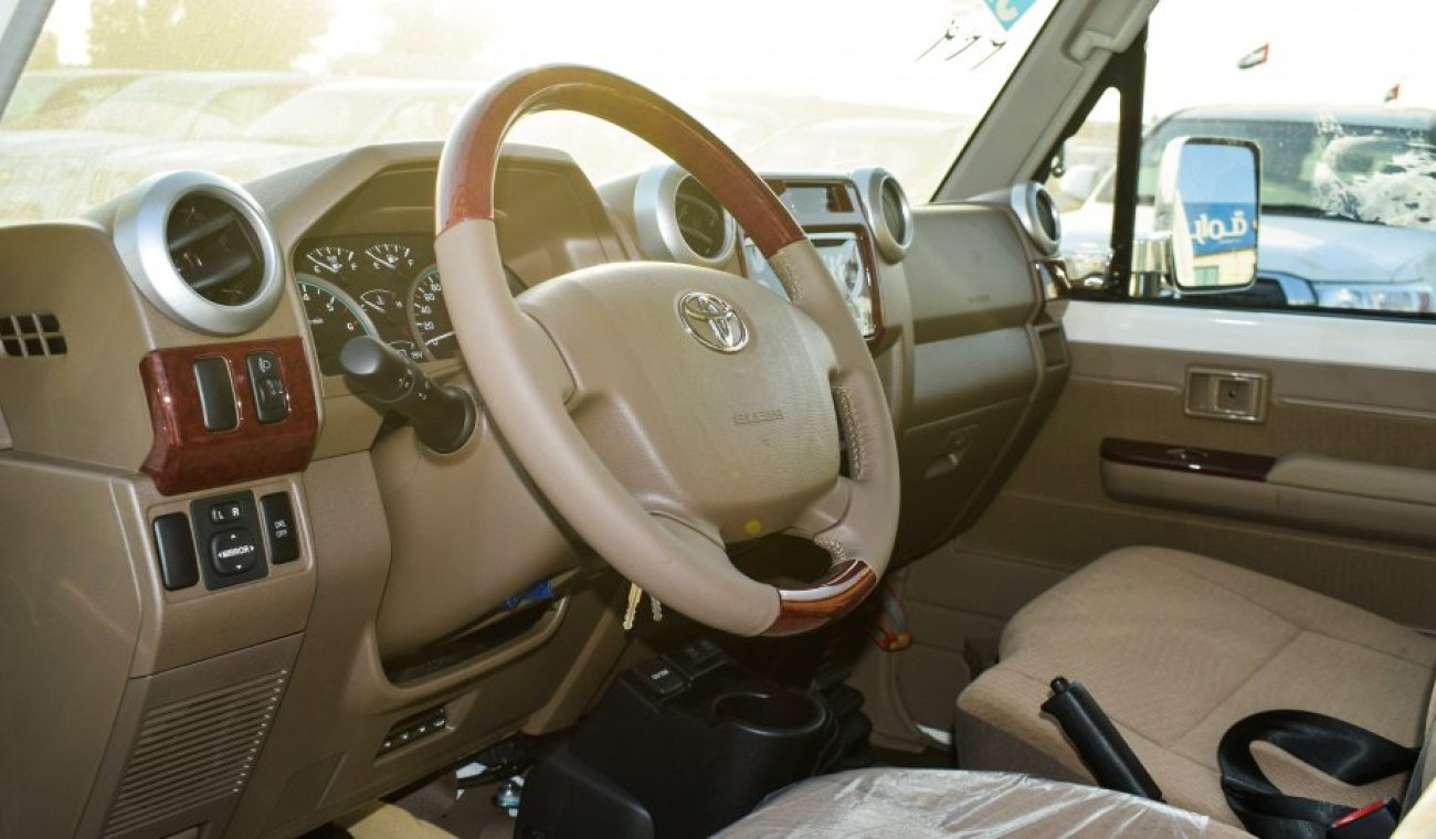 Toyota Land Cruiser Pick Up LX V6 4.0L- gasoline - Manual - diff lock – winch - 4WD