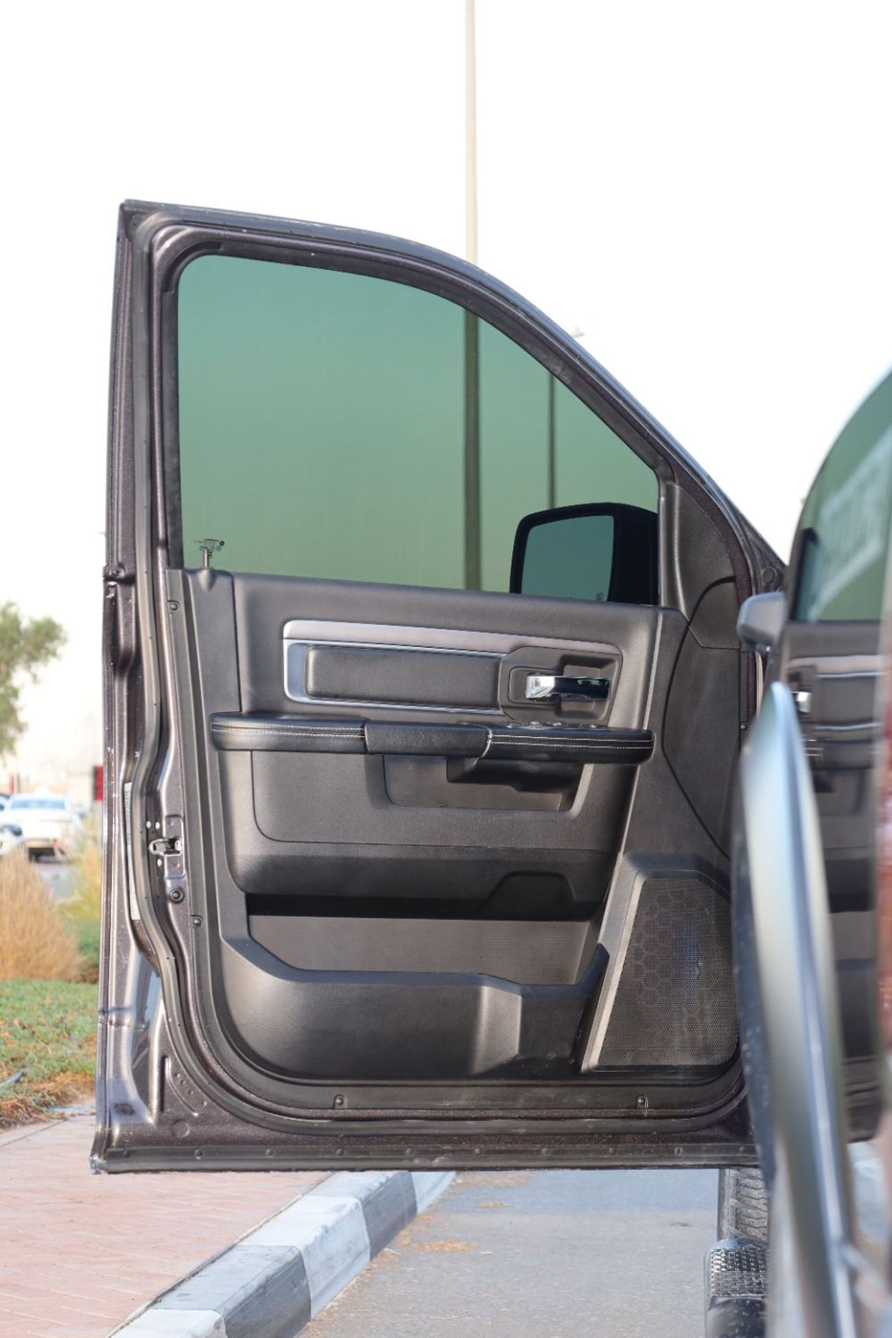 RAM 1500 Classic 5.7L Crew Cab Utility (5 Seater)