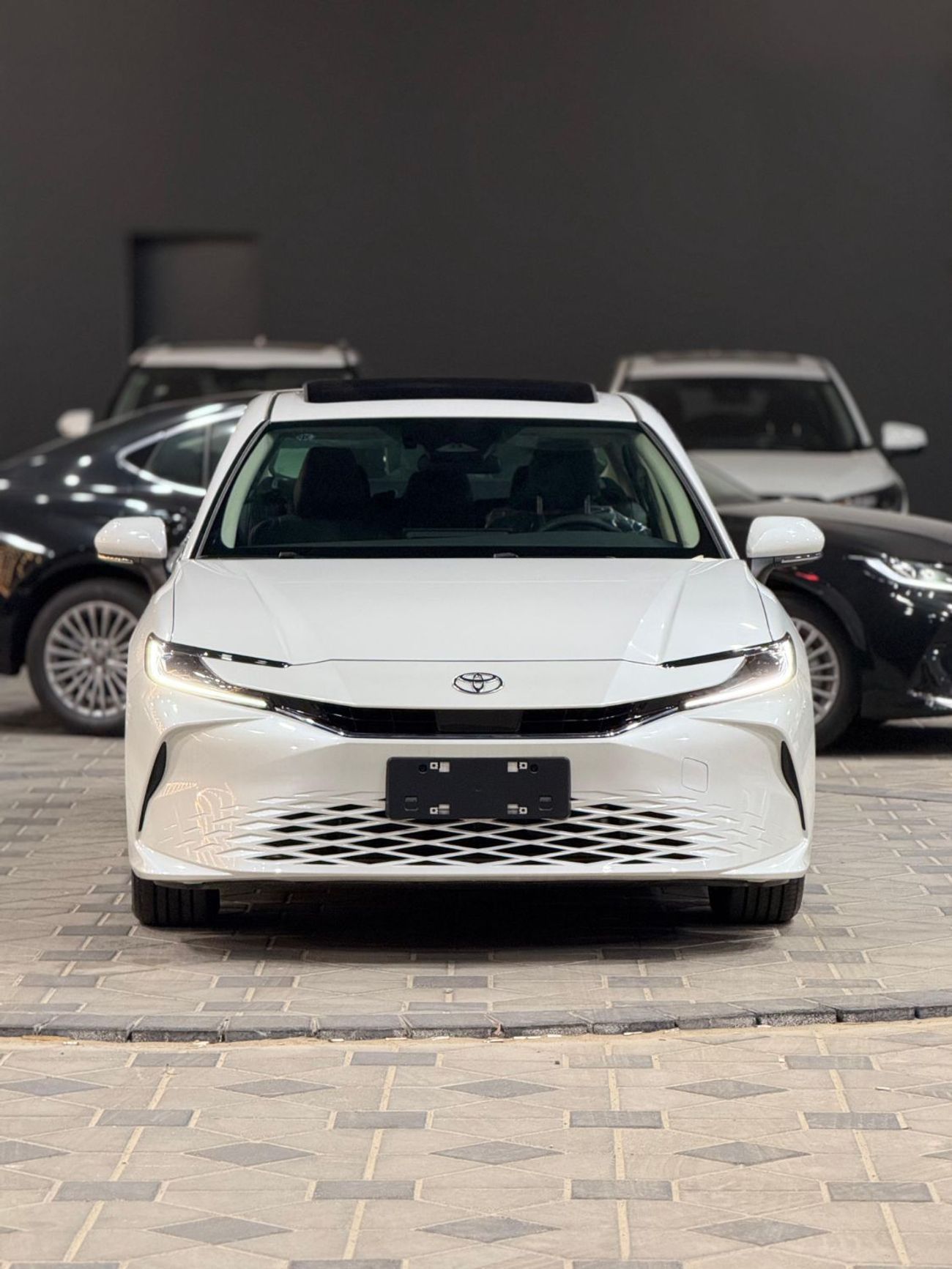 Toyota Camry (*تويوتا كامري هايبرد/ لاكجري*) *موديل* : 2025 *السعر* : 105.000 درهم  *ممشي* : صفر ك/م  (*مواصفات خ