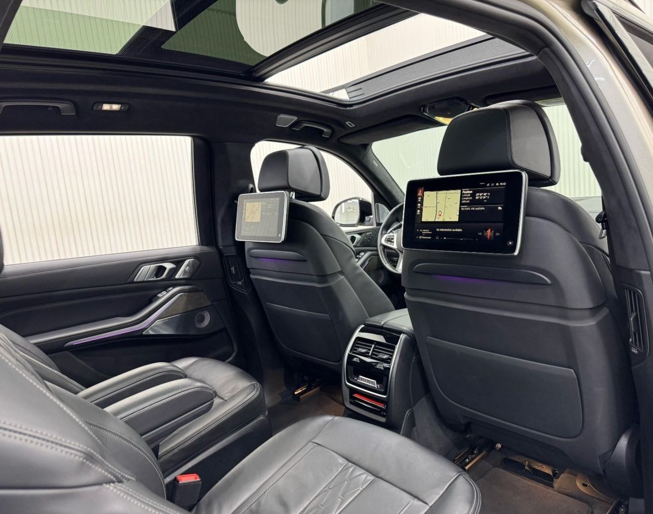بي أم دبليو X7 50i 4.4L 2019 BMW X7 xDrive50i M-Sport, Warranty, Full BMW Service History, Fully Loaded, 7 Seater,