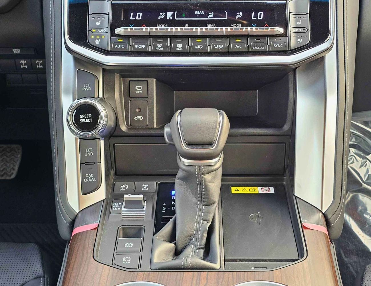 تويوتا لاند كروزر VX LC300 | 4.0L V6 PETROL | RADAR | POWER SEATS | BIG DVD | JBL SPEAKERS | 360* CAMERA | SUNROOF | F