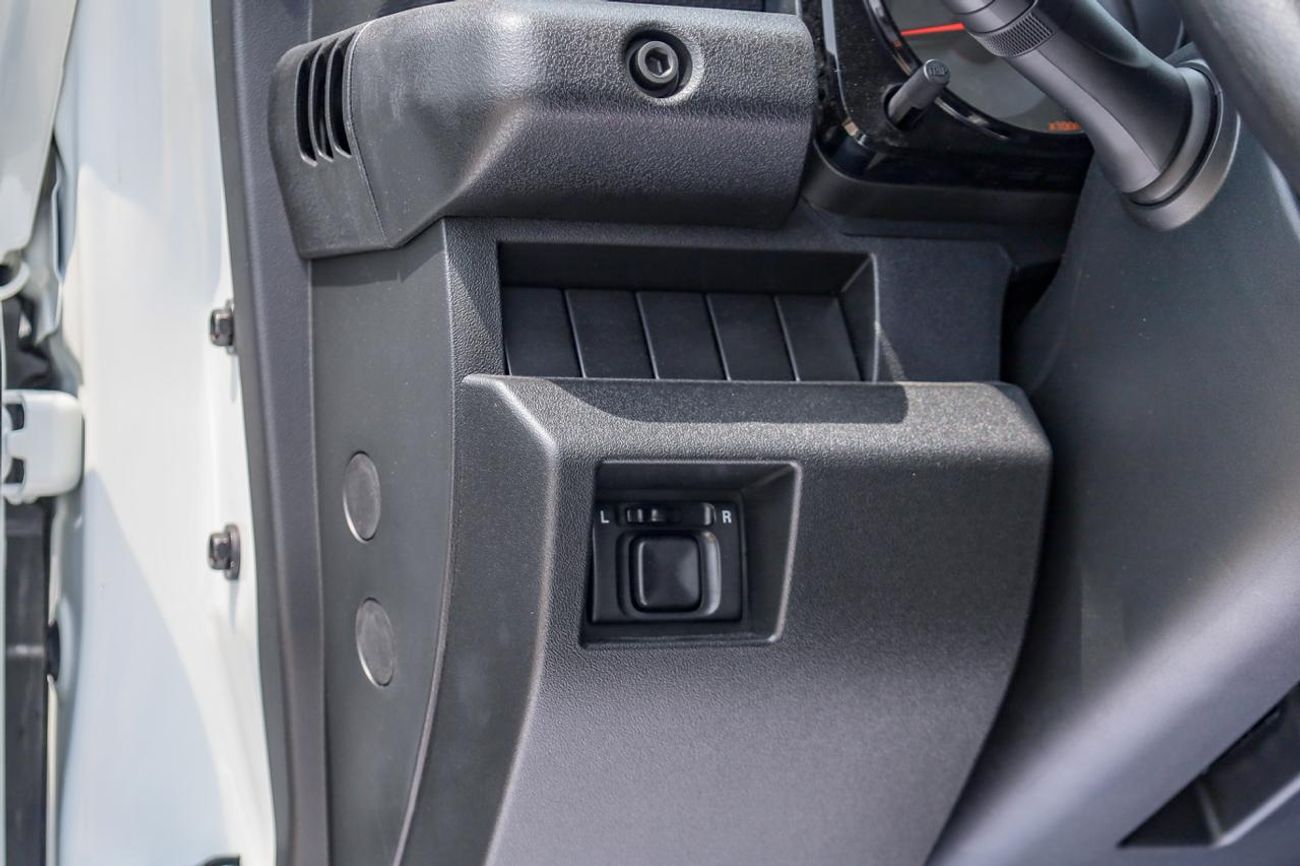 سوزوكي جيمني للبيع في دبي الإمارات: سوزوكي جمني GL بابين 2026 جديدة بالكامل. عداد صفر، قير عادي، بنزين، دفع رباعي