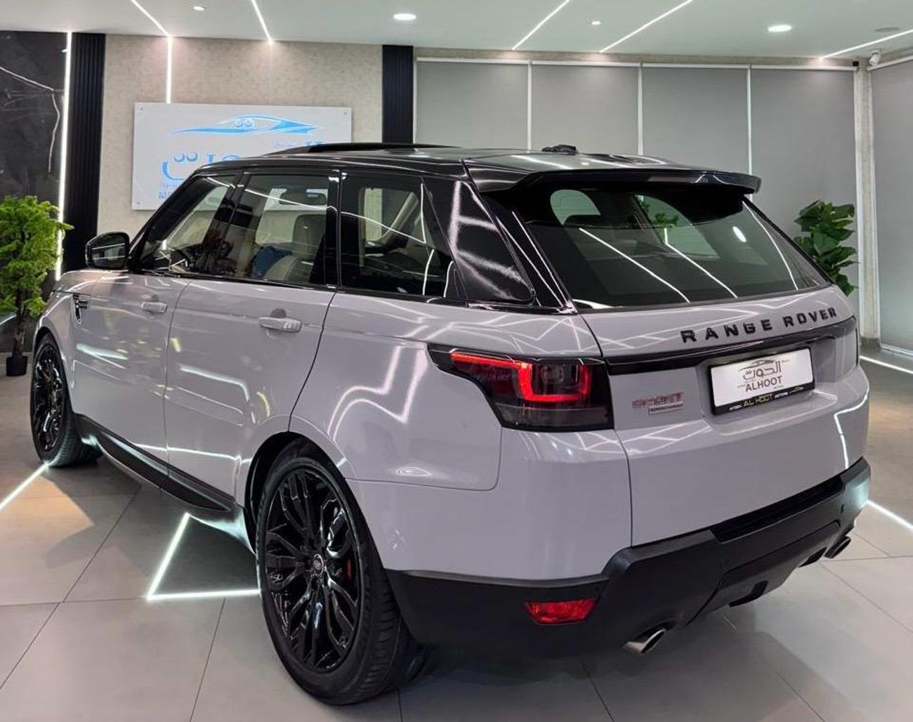 Land Rover Range Rover Sport Supercharged 5.0L ICONIC RANGE ROVER SPORT || STYLISH AND VERSATILE || GCC || PERFECT CONDITIONS ||