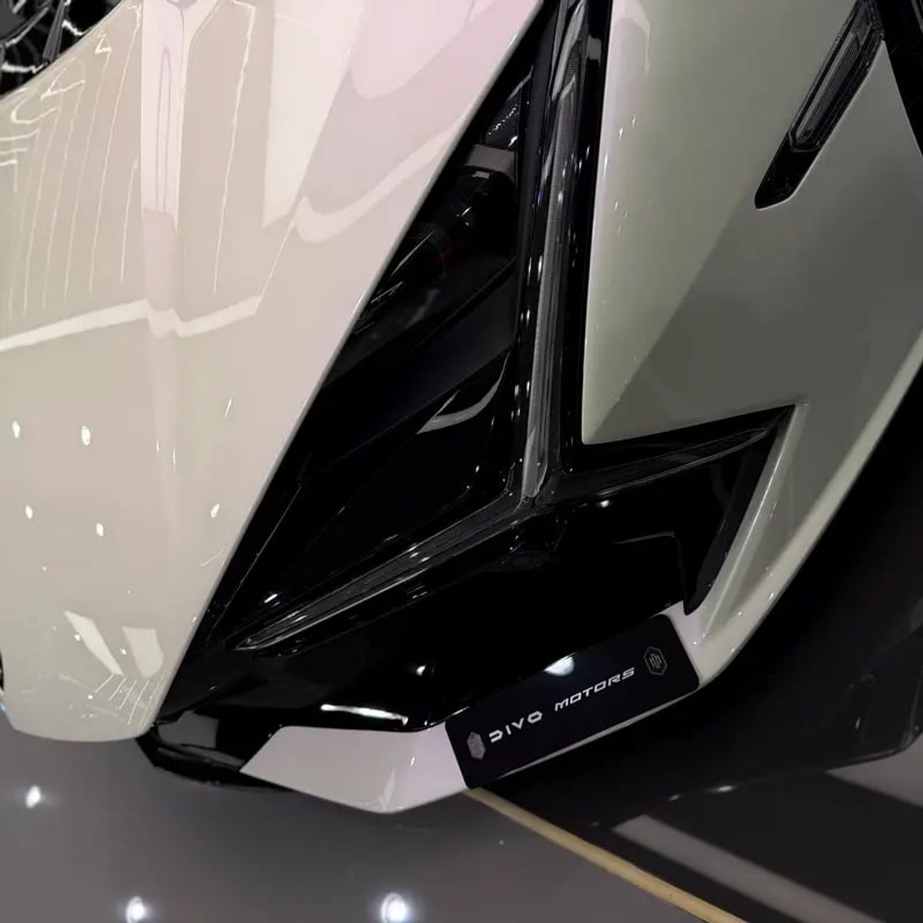 Lamborghini Revuelto PEARL WHITE