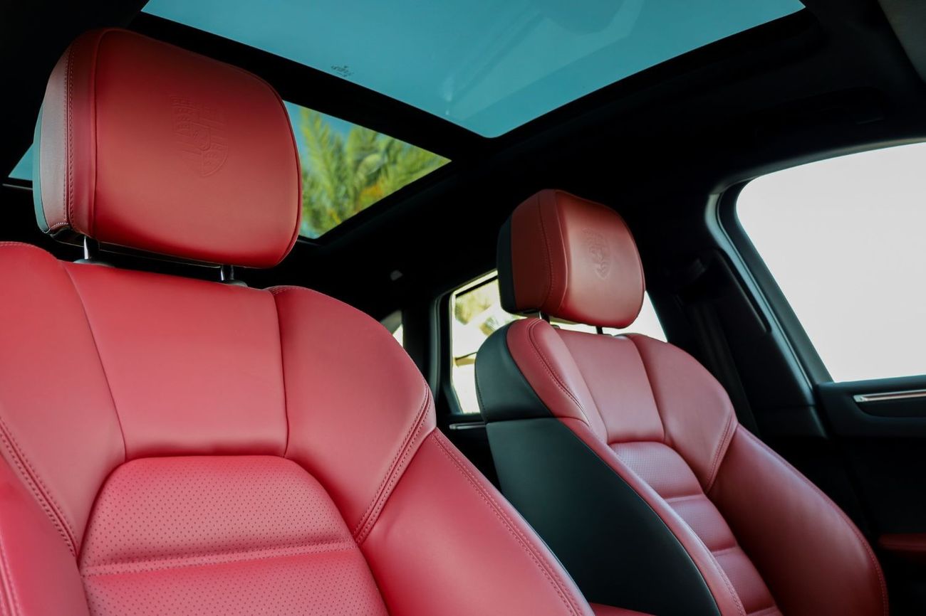 Porsche Macan Porsche Macan T 2023 GCC under Agency Warranty with Flexible Down-Payment/ Flood Free.