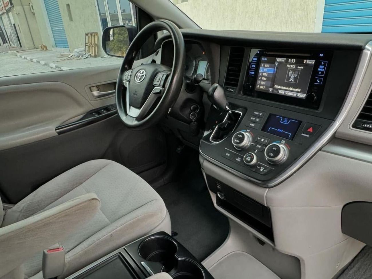 تويوتا سيينا تويوتا سيينا LE وارد 2015