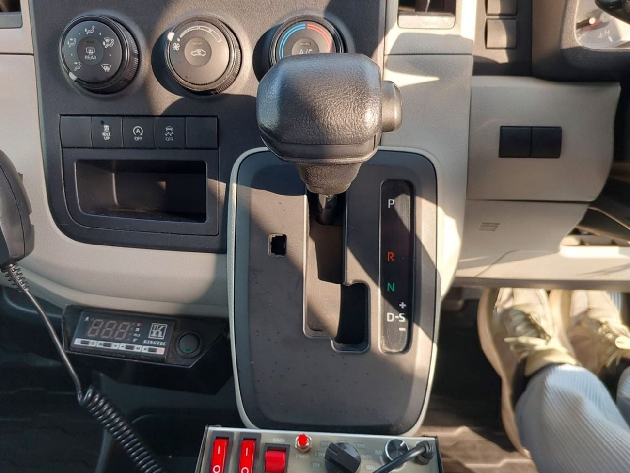 تويوتا هاياس TOYOTA HIACE COMMUTER AMBULANCE VAN RHD 2020 MODEL 2.8 L DIESEL AUTOMATIC(PM19152)