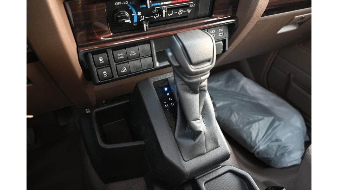تويوتا لاند كروزر بيك آب 4.0L V6 Petrol Automatic