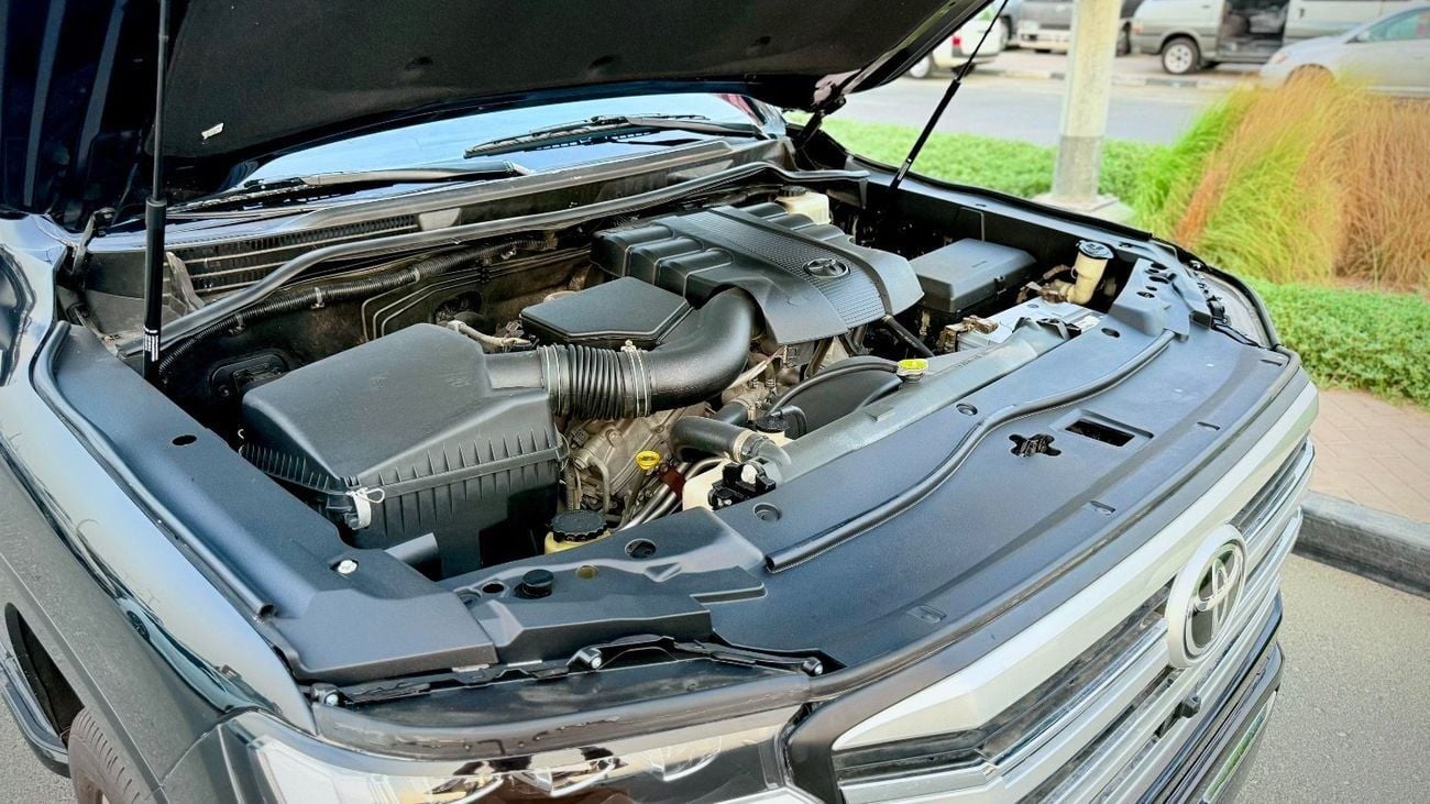 تويوتا لاند كروزر 2018 Model Facelift to 2025 LC300 Exterior and Interior Both Full Option V6 Engine