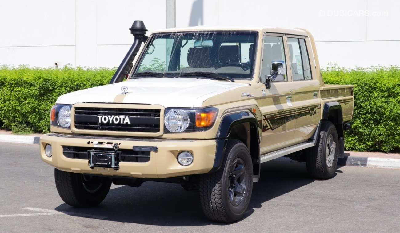 Toyota Land Cruiser Pick Up تويوتا كروزر دبل   *70 anniversary *    فل اوبشن ونش دفلوك  2022  لون بيج