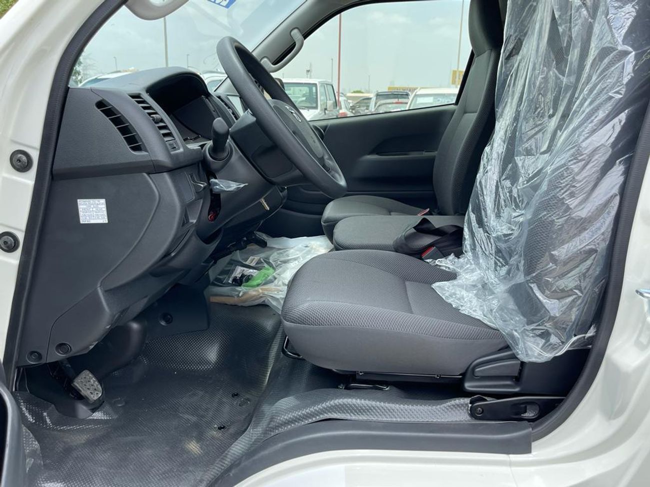 تويوتا هاياس toyota hiace 2025 standardroof  103000aed export