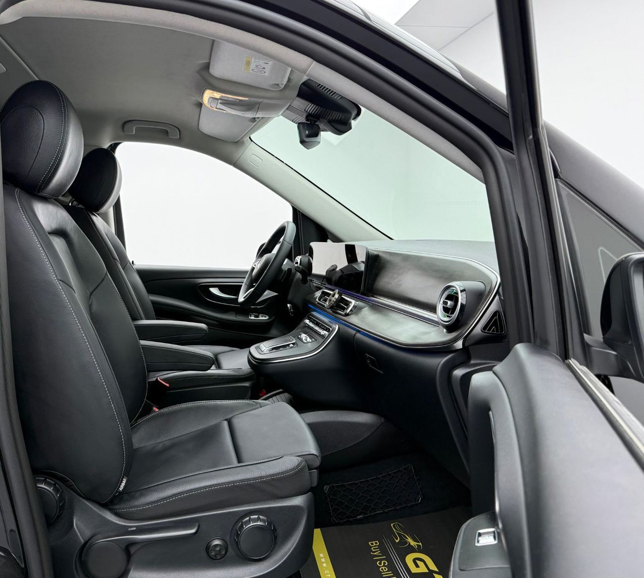 Mercedes-Benz V 300 2025 Mercedes Benz V300, 3 Years Warranty + Service Pack, Full MB Service History, Very Low Km, GCC