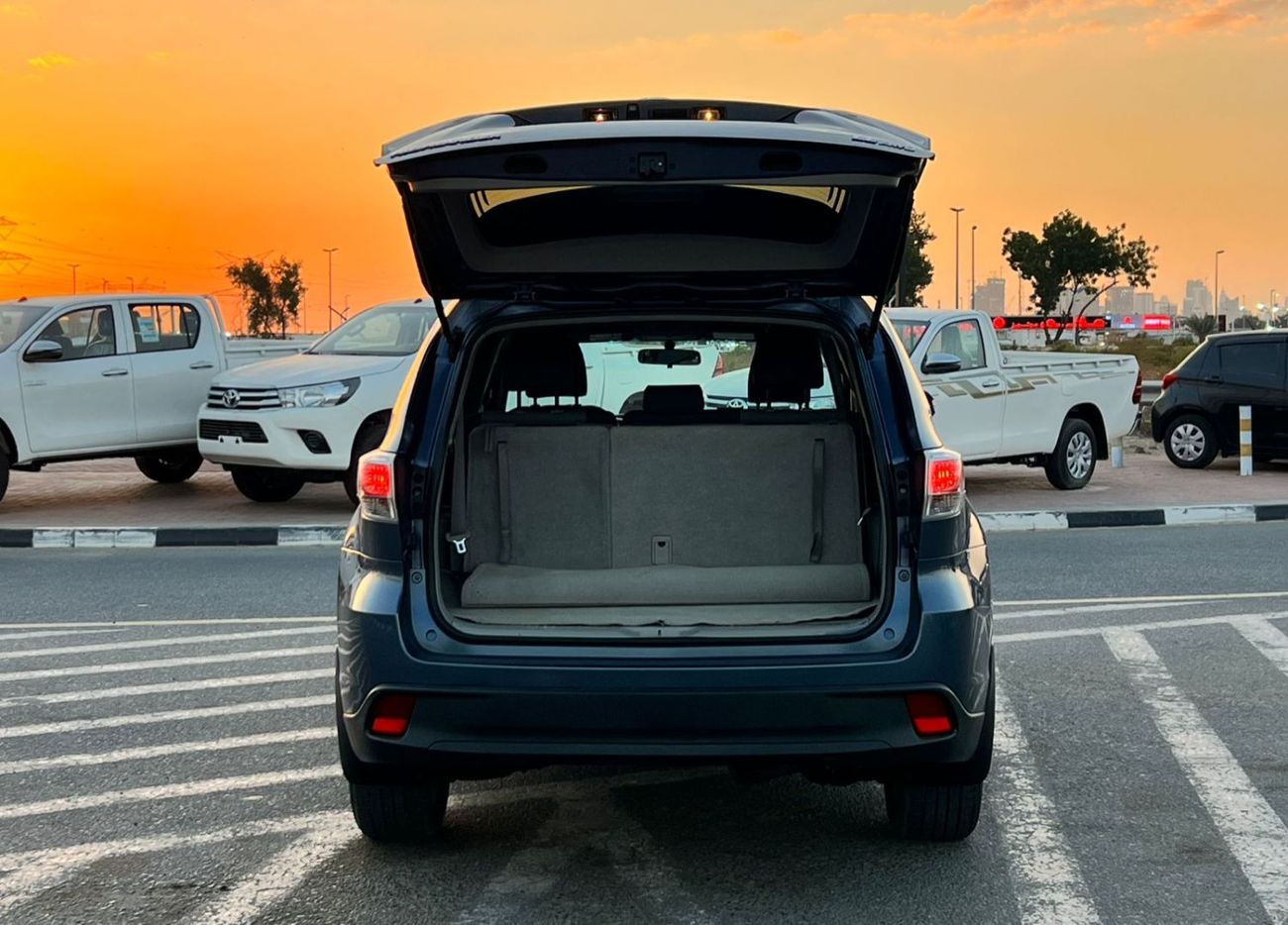 تويوتا هايلاندر 2015 Toyota Highlander MidOption - 3.5L V6 - 4x4 AWD Rear Camera - 7 Leather Seat- Auto Trunk