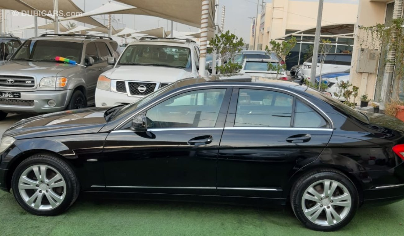 مرسيدس بنز C 280 خليجى  - بانوراما - فتحة - جلد - رنجات - مثبت سرعة  -  شاشة - بحالة ممتازة لاتحتاج لاى مصاريف