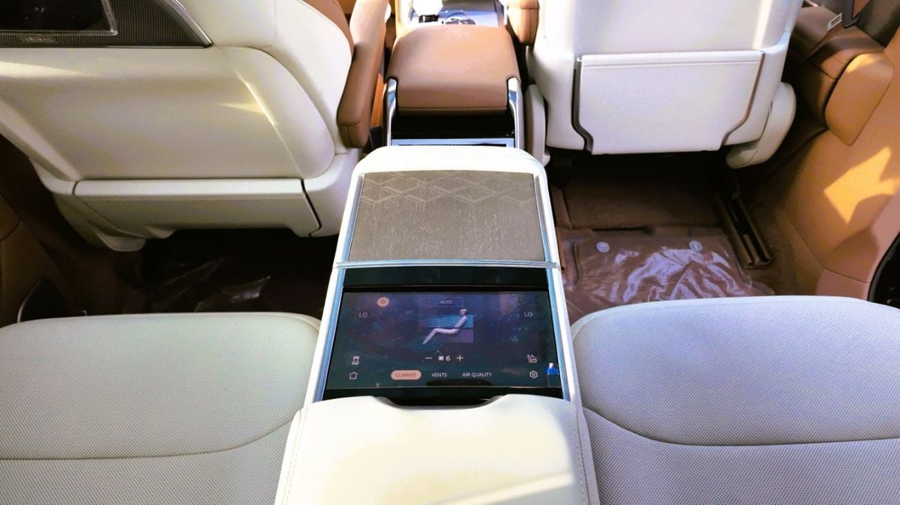 لاند روفر رينج روفر SV P615 SWB | Tourmaline Brown | Tan Interior | 4.4L Twin-Turbo V8 | GCC Specs