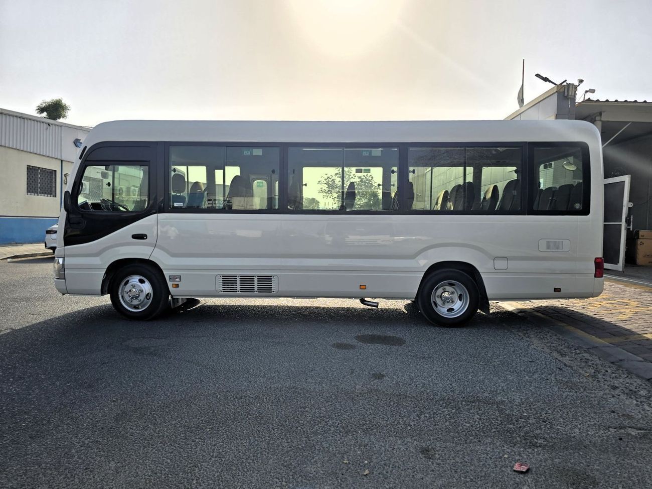 تويوتا كوستر AL FUTAIM - TOYOTA COASTER DIESEL 4.0 MT - AUTO DOOR - 23 SEATER -  2026 MODEL