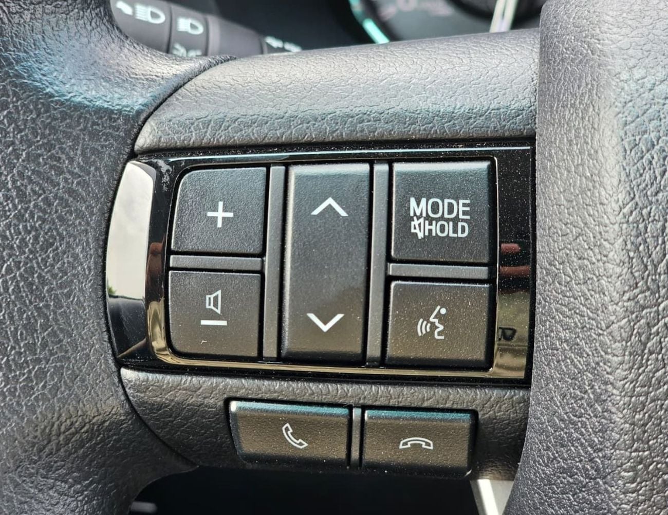 Toyota Hilux SR5 STD 4.0L PETROL SR5 STD || 4.0L PETROL 4WD | WOOD INTERIOR W VISOR | BLIND SPOT | DIFFLOCK | DVD+CAMERA (CODE # H6B)