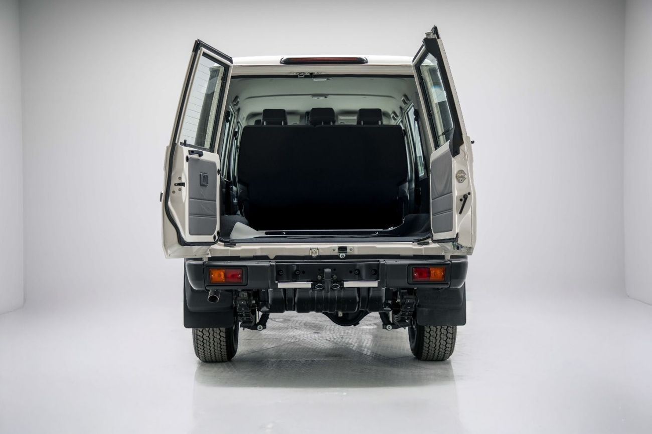 تويوتا لاند كروزر 70 Hardtop 2.8L - Manual - White Inside Bluish Grey | Export Only