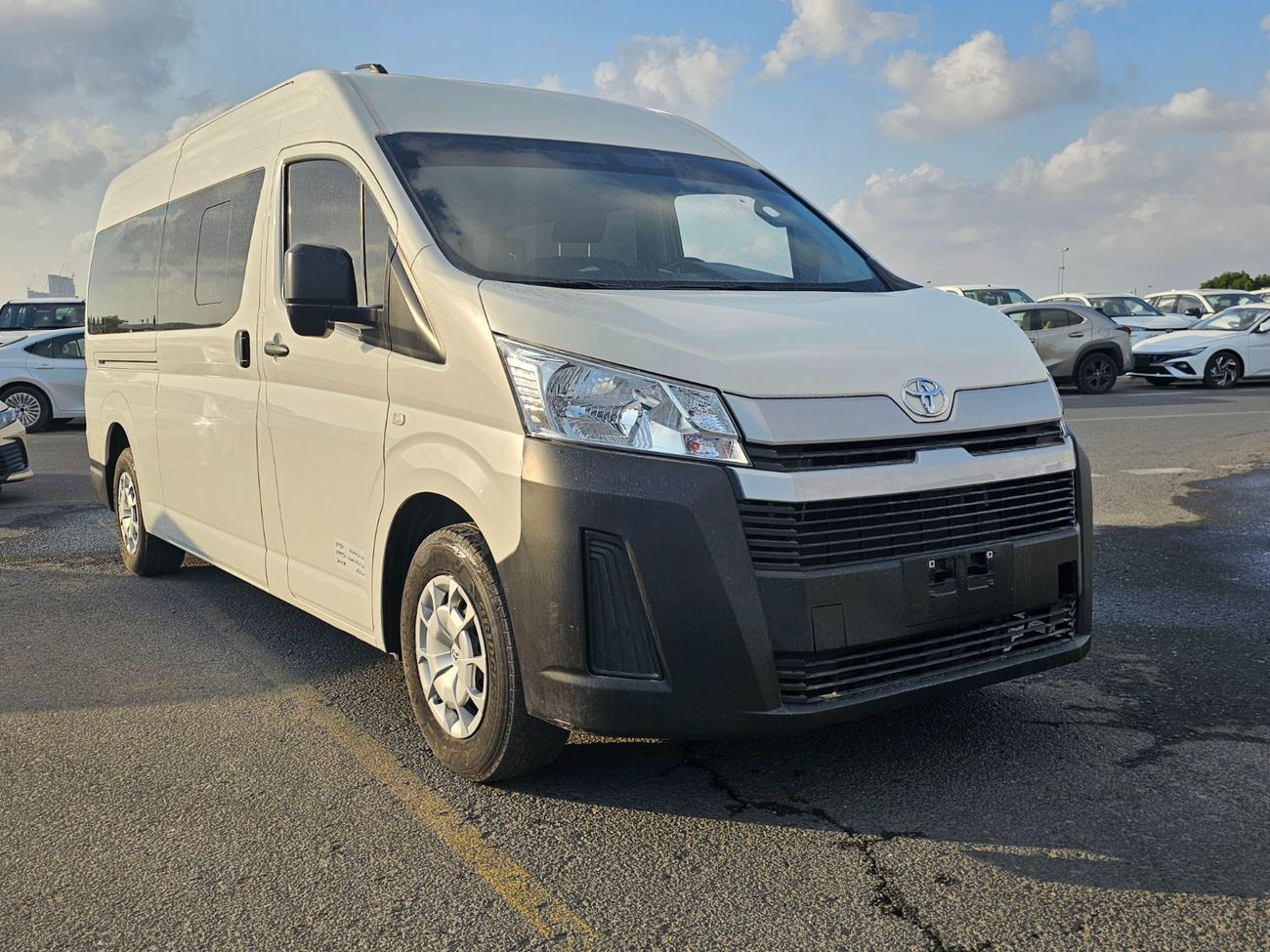 Toyota Hiace Commuter Highroof-3.5L-LHD-2WD-Side Glass-13 Seats- 4 Doors-Petrol-Automatic