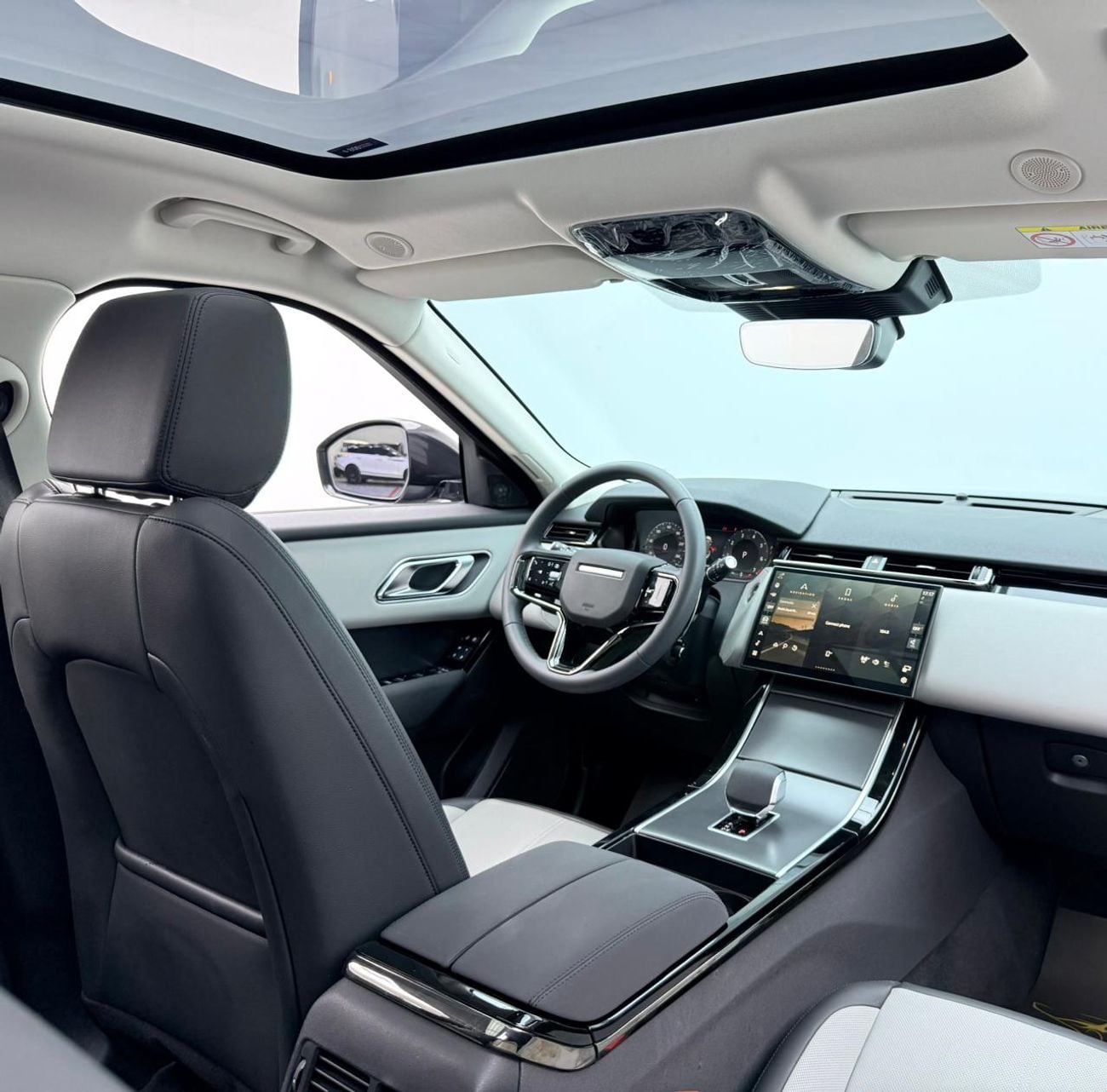 لاند روفر رينج روفر فيلار 2025 Range Rover Velar P250 R-Dynamic SE, 2029 LR Warranty + Service Pack, Fully Loaded, GCC