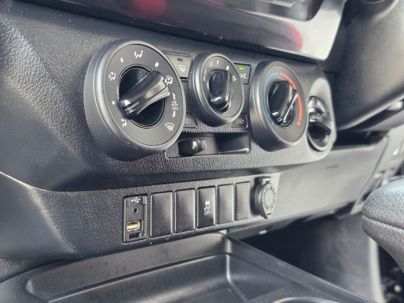 تويوتا هيلوكس 2.4 Diesel -