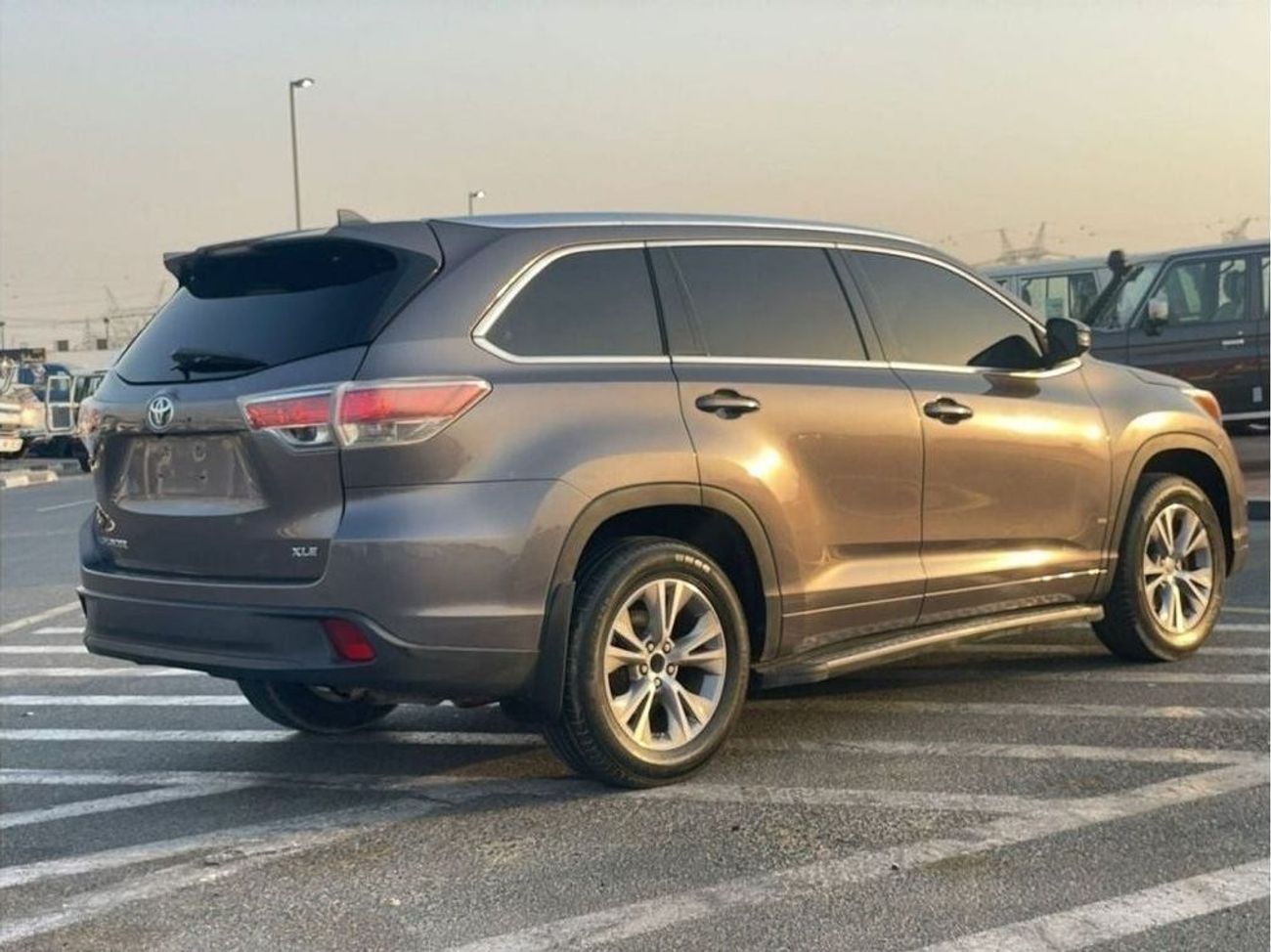 تويوتا هايلاندر 2014 Toyota Highlander XLE 3.5L V6 Full Option 7 Seater  With Side Steps - 90,000 mileage