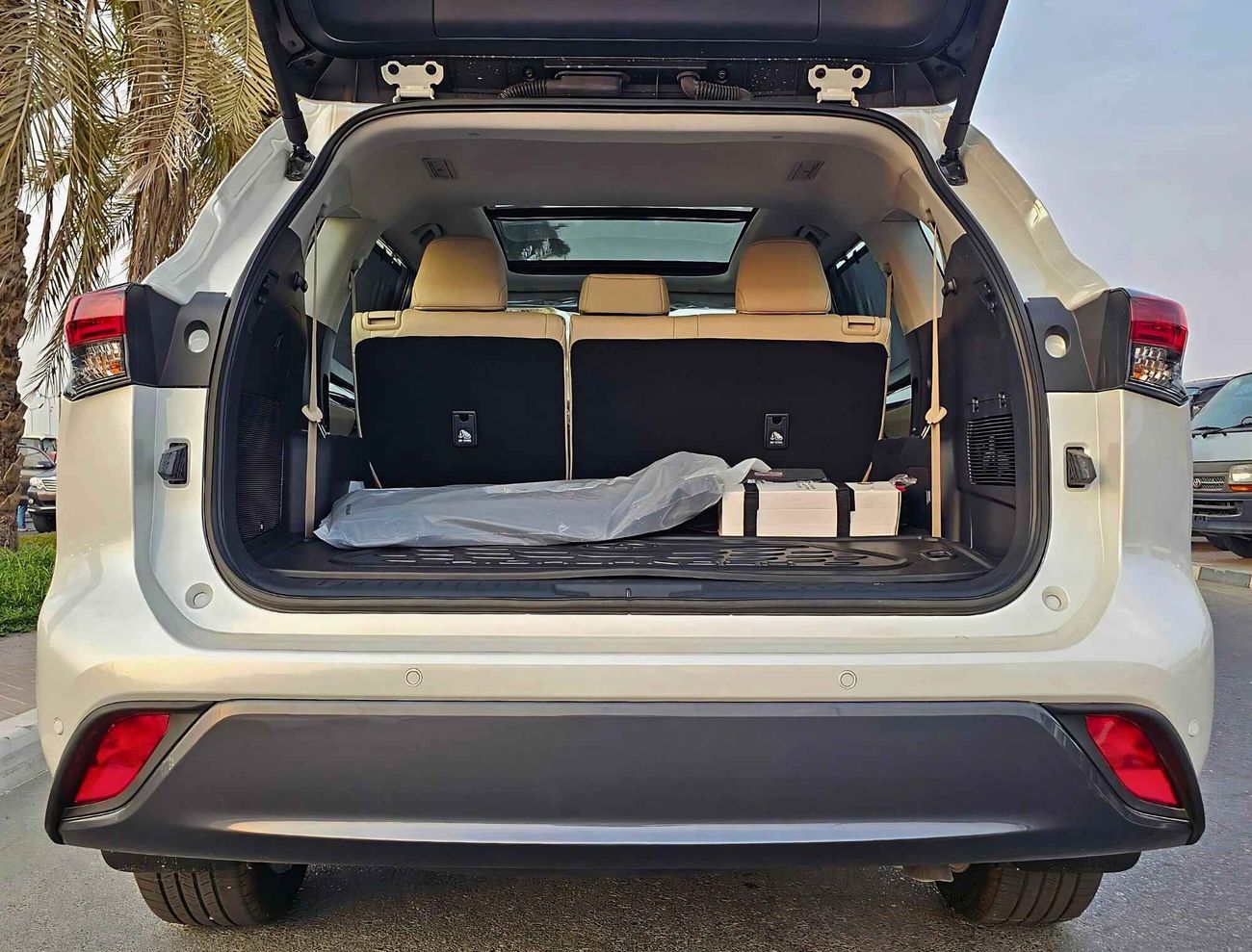 Toyota Highlander 2.5L V4 HYBRID LIMITED / FULL OPTION / PANORAMAIC / JBL SPEAKERS / BIG DVD SCREEN (CODE # 68031)