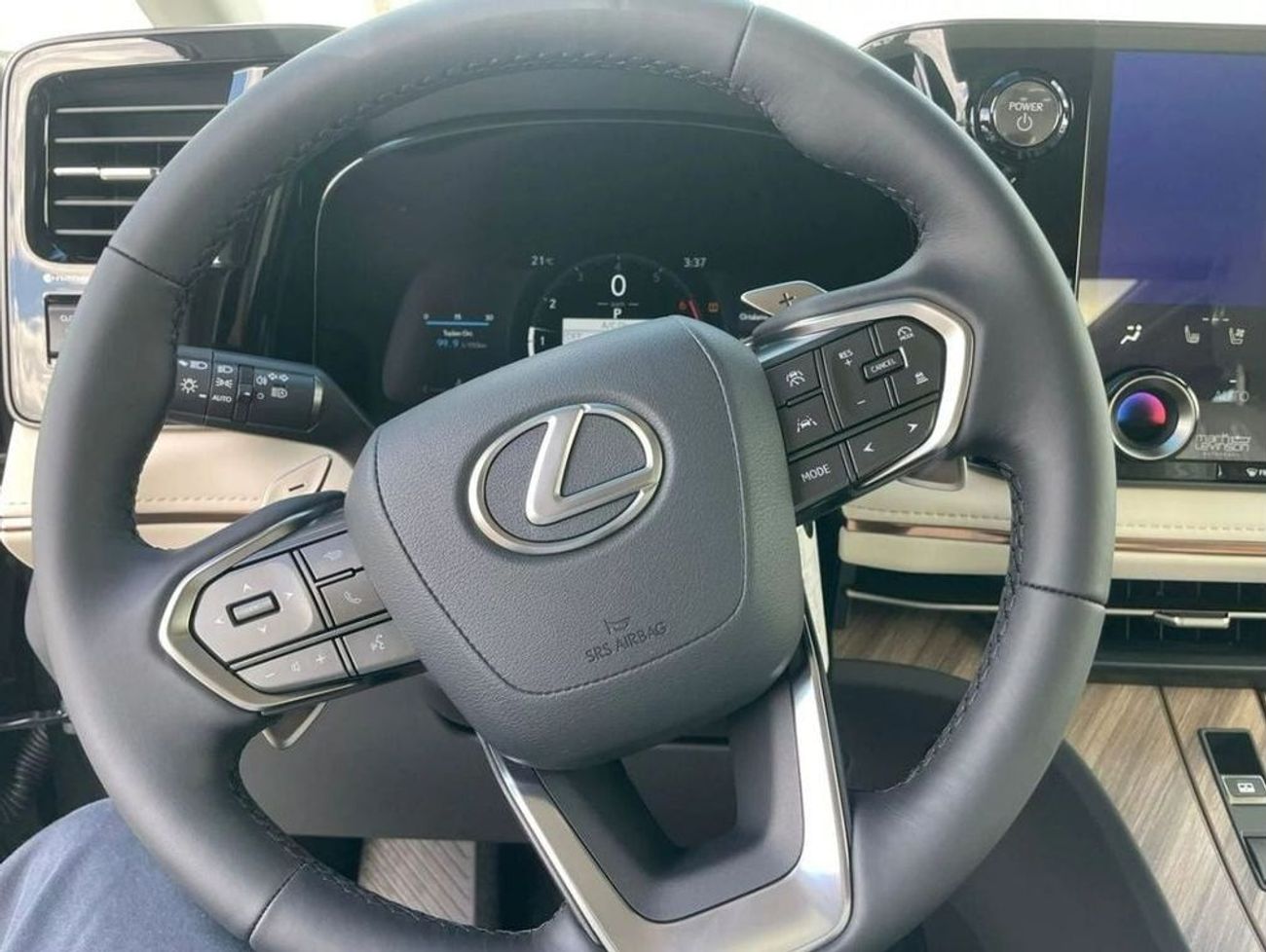 لكزس LM 350h 2.5L Hybrid 4 seater VIP 2024 YM (For export only)