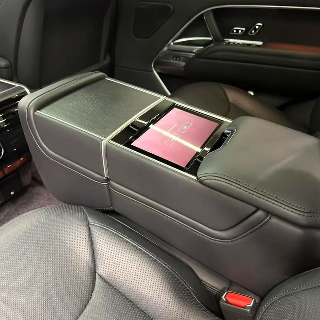 Land Rover Range Rover Vogue First Edition - GCC/ Specs